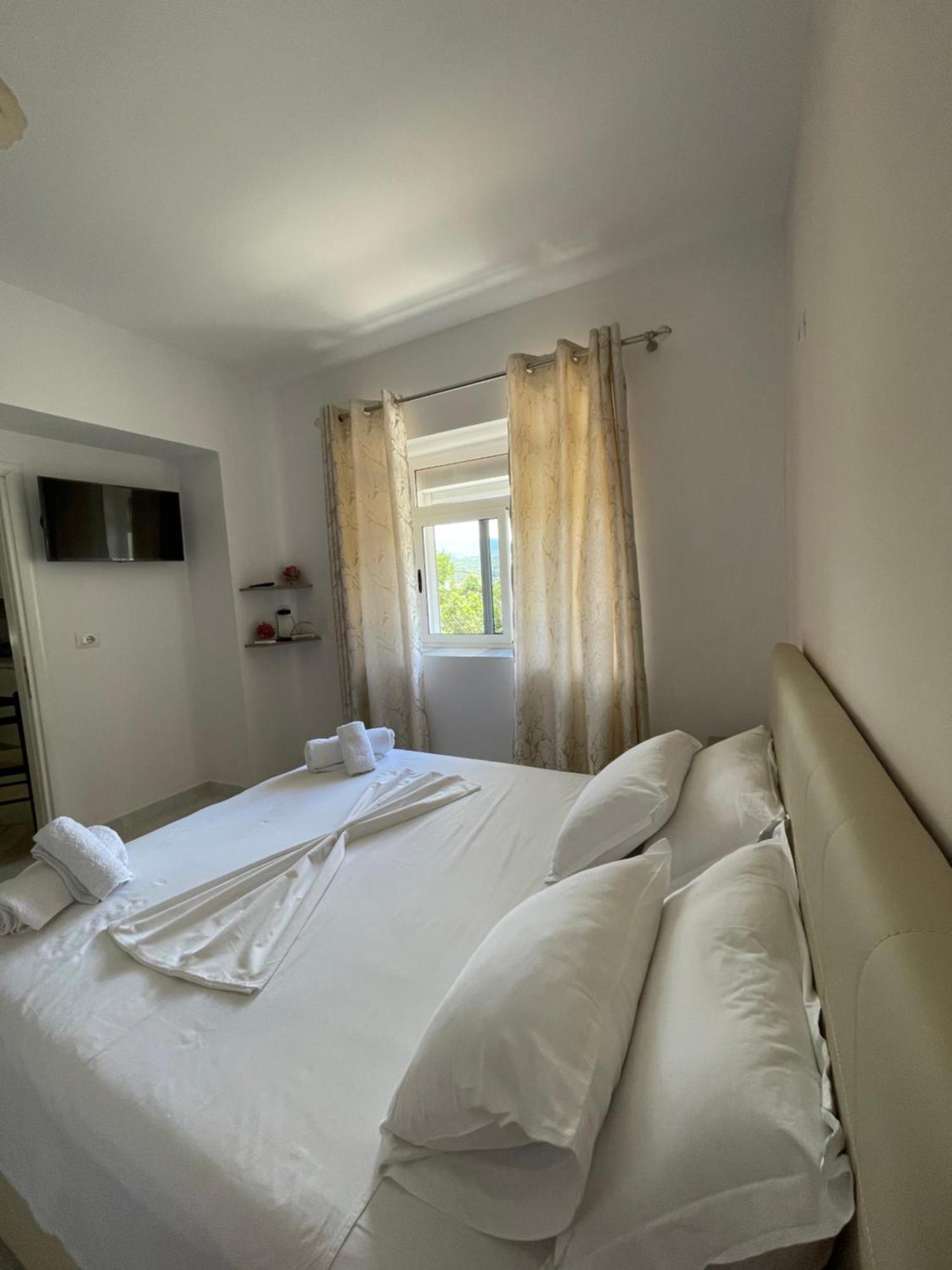 Eljos House Permet Hotel Bagian luar foto